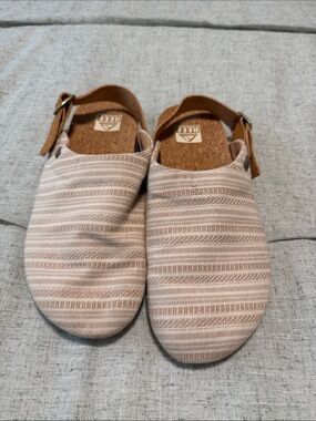 Reef Striped Closed-Toe Slingback Sandals in Pink and Tan